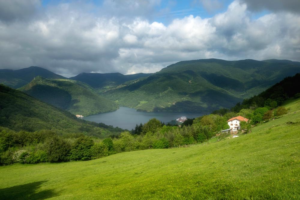 Vista del embalse de Eugi desde la montaña